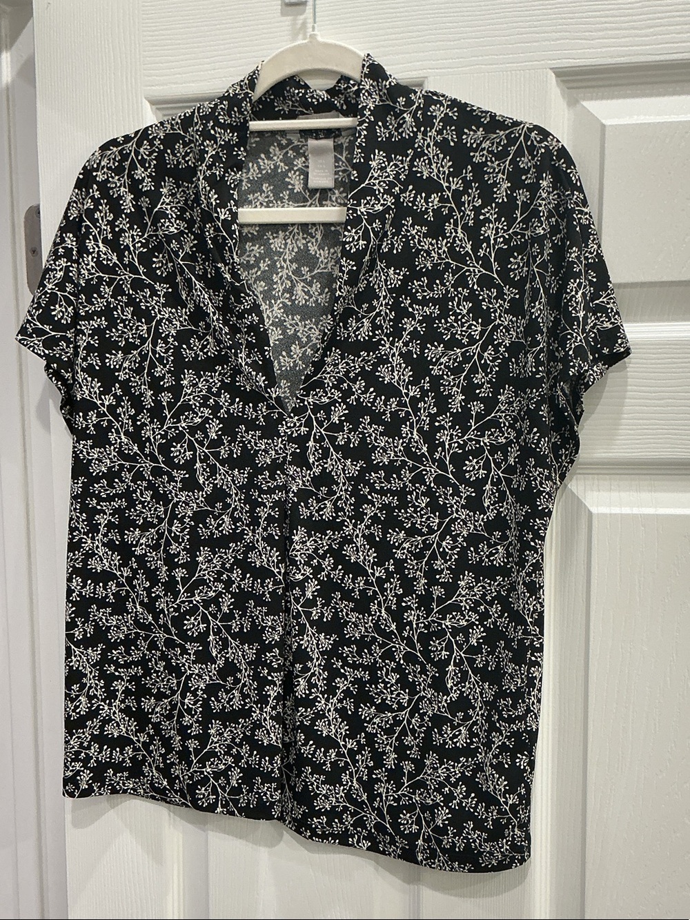 H&M Black Short Sleeve Floral V-Neck Blouse